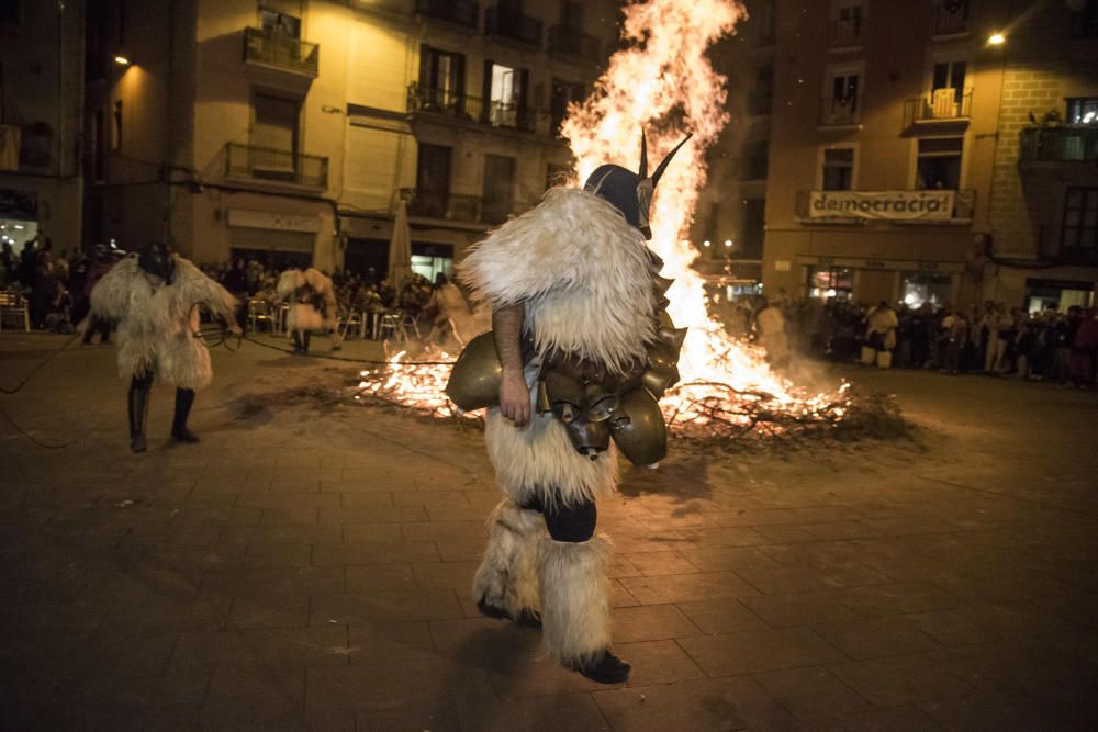 Representació del carnaval d'Ottana (Sardenya) a la plaça Major