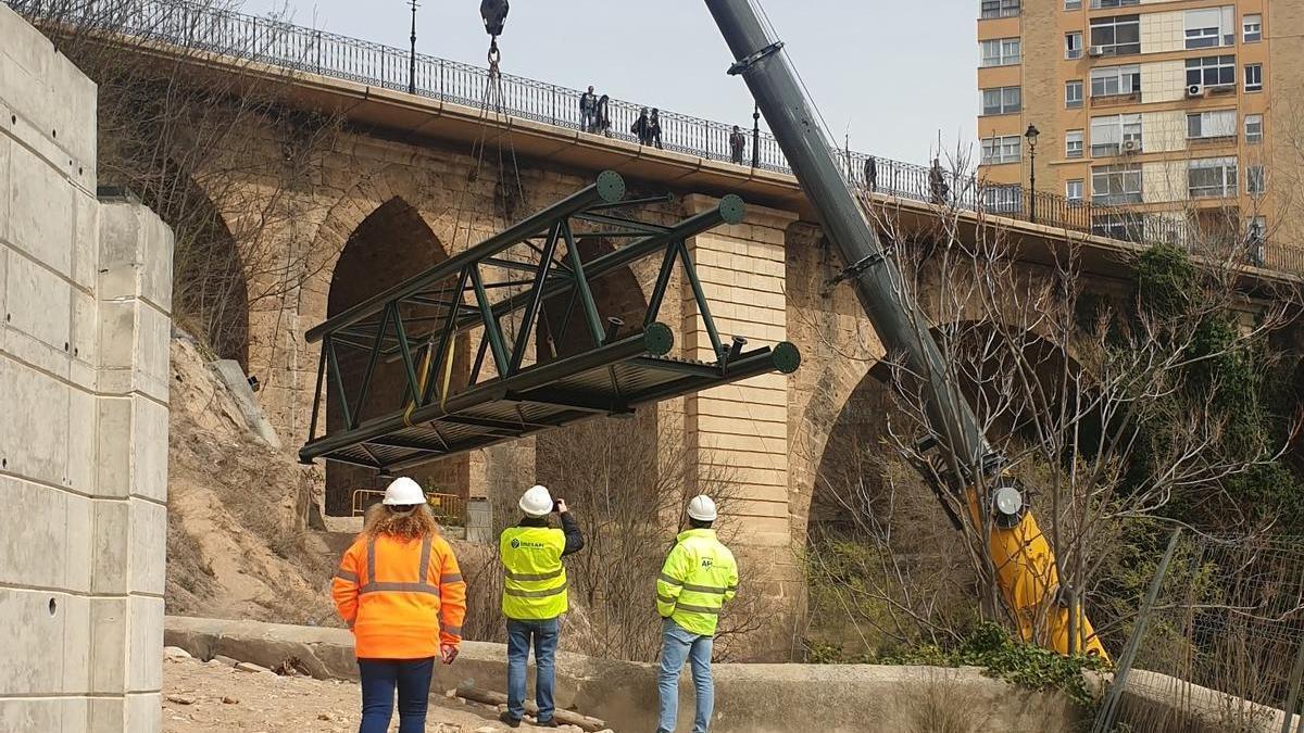 Trabajos para instalar la pasarela bajo el puente de María Cristina.