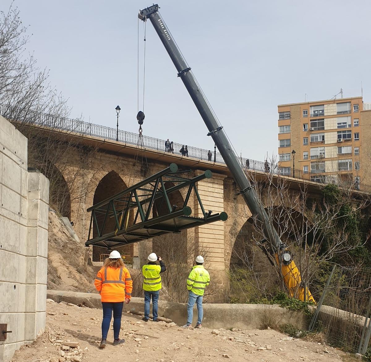 Trabajos para instalar la pasarela bajo el puente de María Cristina.