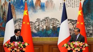 El ministro francés de Exteriores, Stephane Sejourne, junto a su homólogo chino, Wang Yi, reunidos en Pekín.