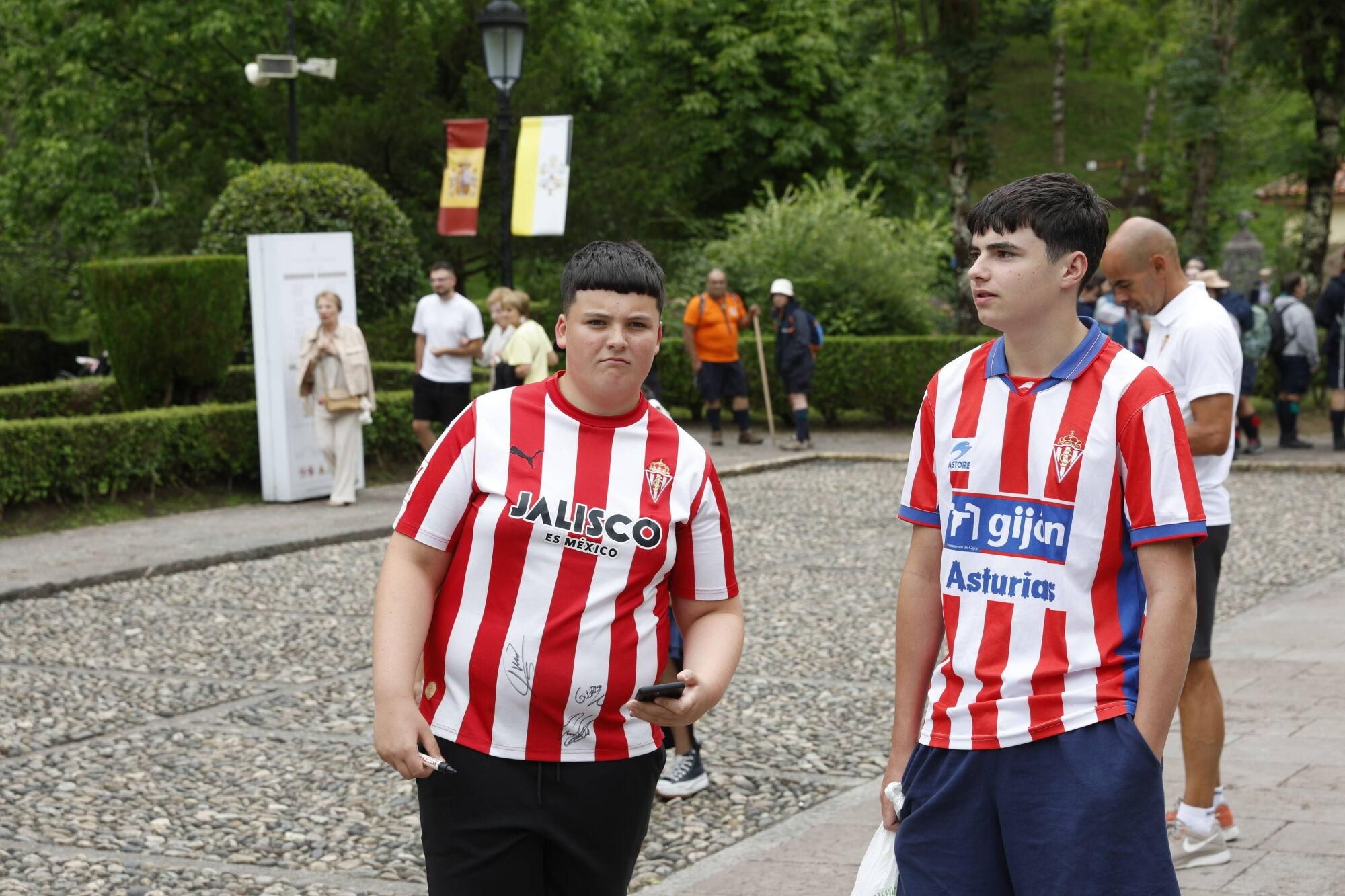EN IMÁGENES: Visita del Sporting a La Santina en Covadonga