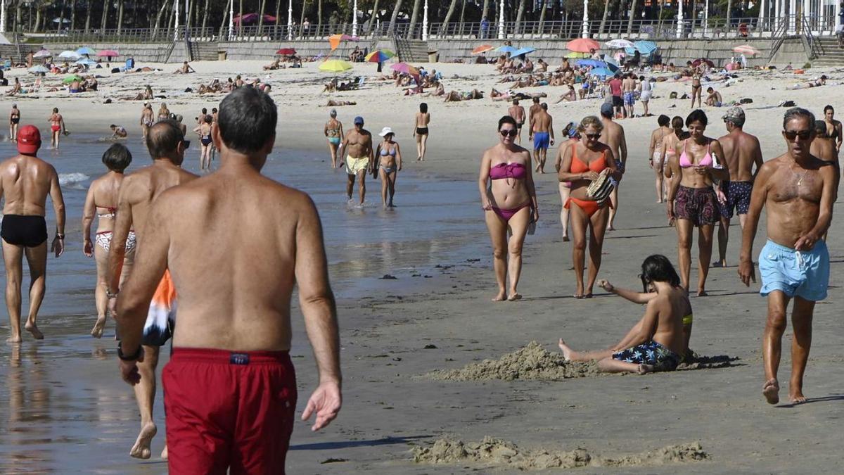 Bañistas y paseantes en Samil.   | // PABLO HERNÁNDEZ GAMARRA