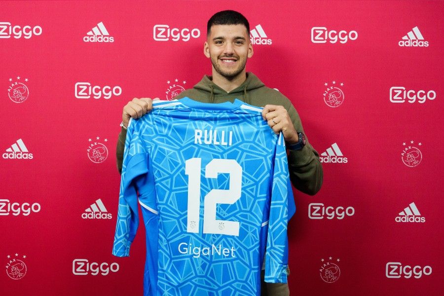 Gero Rulli posa con su nueva camiseta como portero del Ajax.