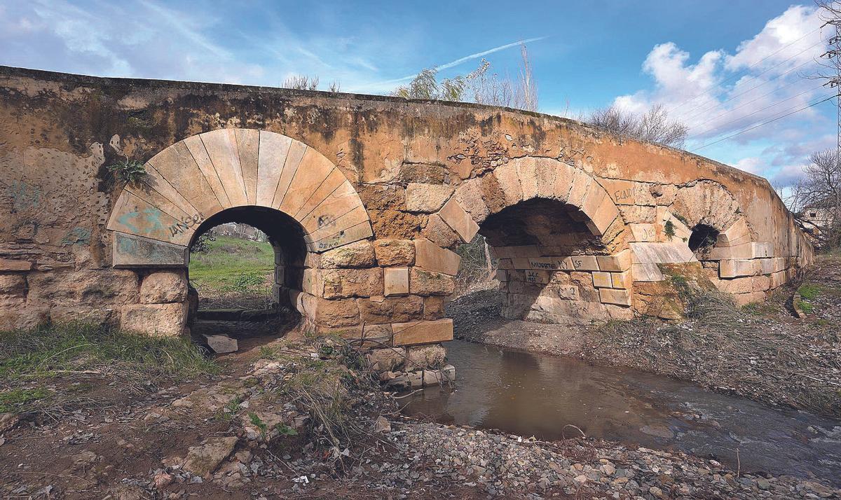 Restos del acueducto romano localizado en la estación de autobuses de Córdoba.