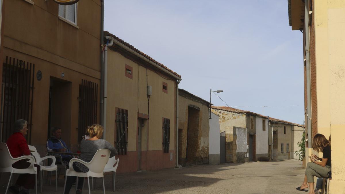 Vecinos en una calle de Casaseca de Campeán