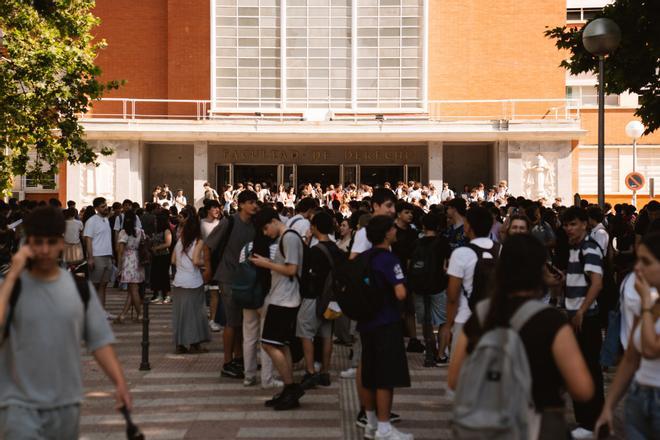 Un examen de Lengua "más fácil de lo esperado" y "mucha incertidumbre" con el de Filosofía: así han vivido los madrileños el primer día de la PAU