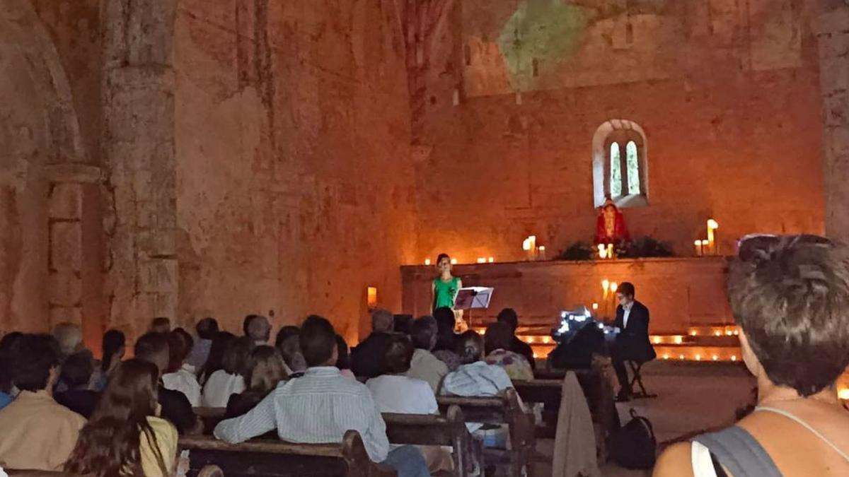 Música de cine en la vetusta iglesia de Santa Eulalia de Abamia | J. M. C.