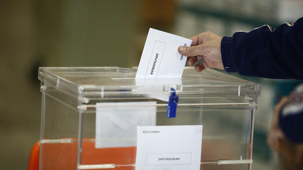 Ein Wähler gibt seinen Stimmzettel bei der Wahl des spanischen Kongresses ab.