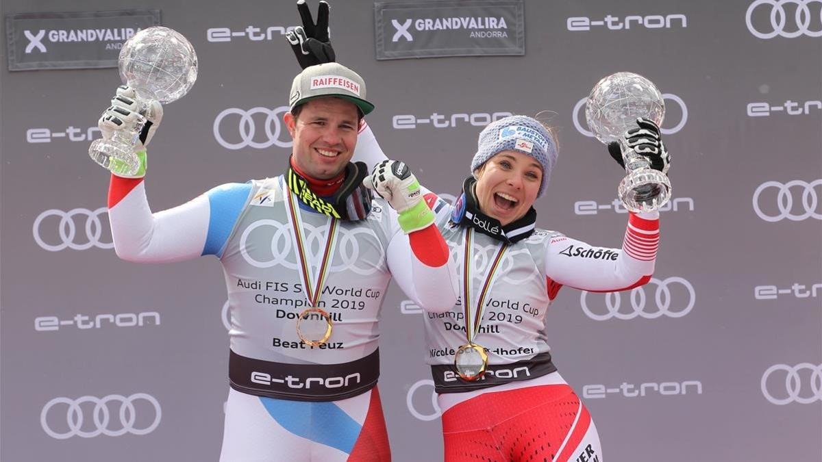 El suizo Beat Feuz y la austriaca Nicole Schmidhofer bromean en El Tarter con los globos de cristal conquistados como líderes de la temporada en descenso.