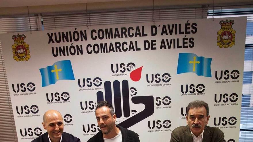 Por la izquierda, Juanjo Estrada, secretario de Industria de USO en Asturias; Raúl Montoya y Pepe Vía, ayer, en Avilés.