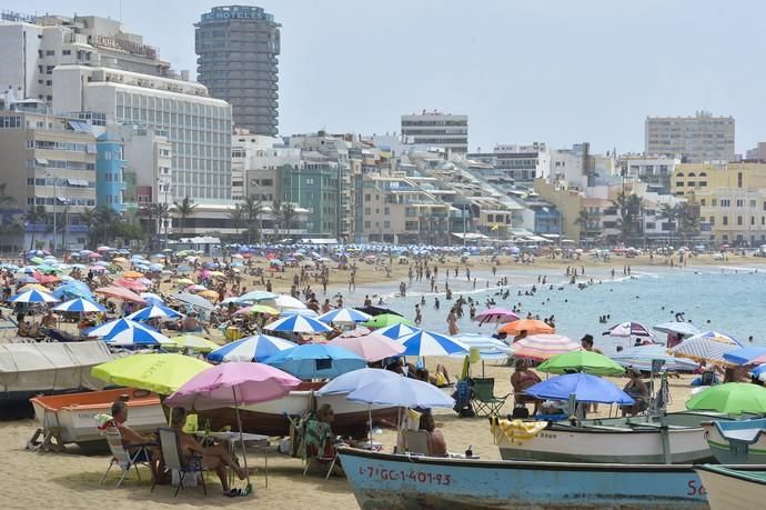 08-09-2020 LAS PALMAS DE GRAN CANARIA. Ambiente en la playa de Las Canteras por el festivo. Fotógrafo: ANDRES CRUZ  | 08/09/2020 | Fotógrafo: Andrés Cruz