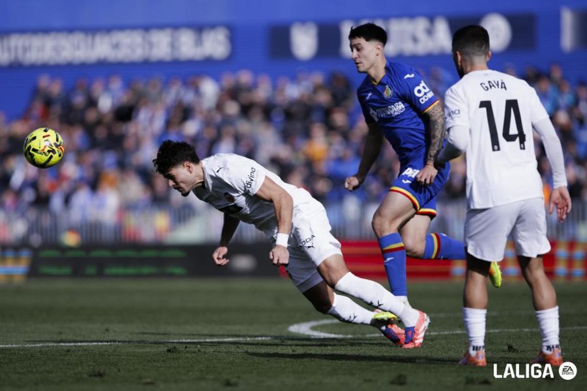Filip Ugrinic rematando un balón de cabeza