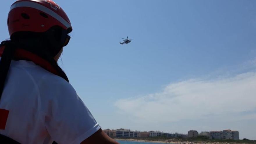 Imagen de las labores de búsqueda del bañista hallado muerto en la playa de Guardamar.