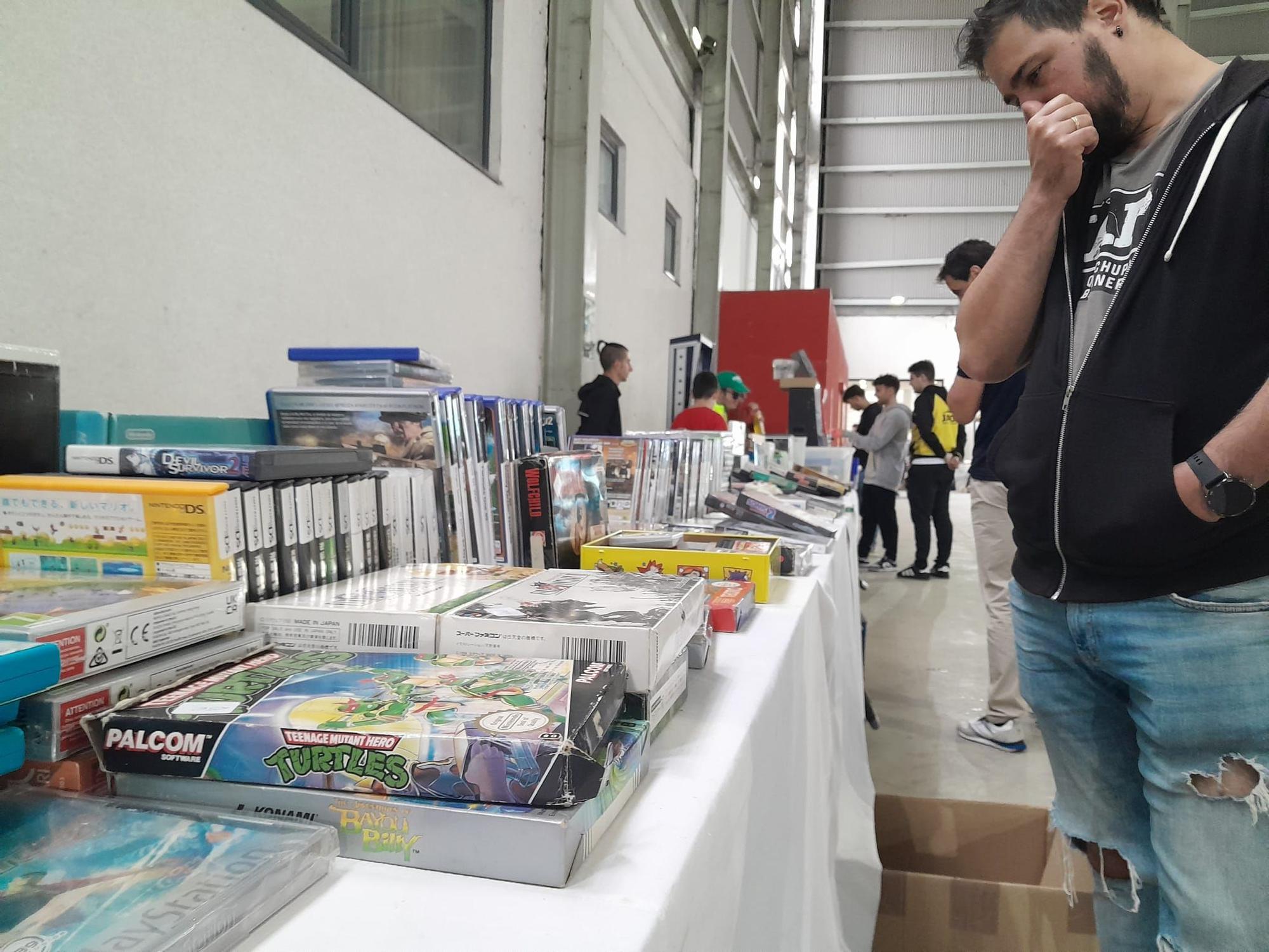 Compra, vende, cambia, así es la Feria del Coleccionismo de Mieres, en la que "hay de todo"