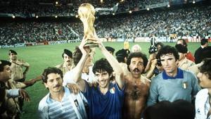 Paolo Rossi, con la copa de campeón tras ganar la final del Bernabéu, junto a sus compañeros.