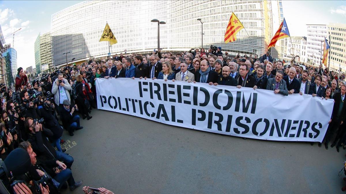 Algunos de los 200 alcaldes catalanes que han viajado este martes a la capital belga para mostrar su apoyo al expresidente Carles Puigdemont.