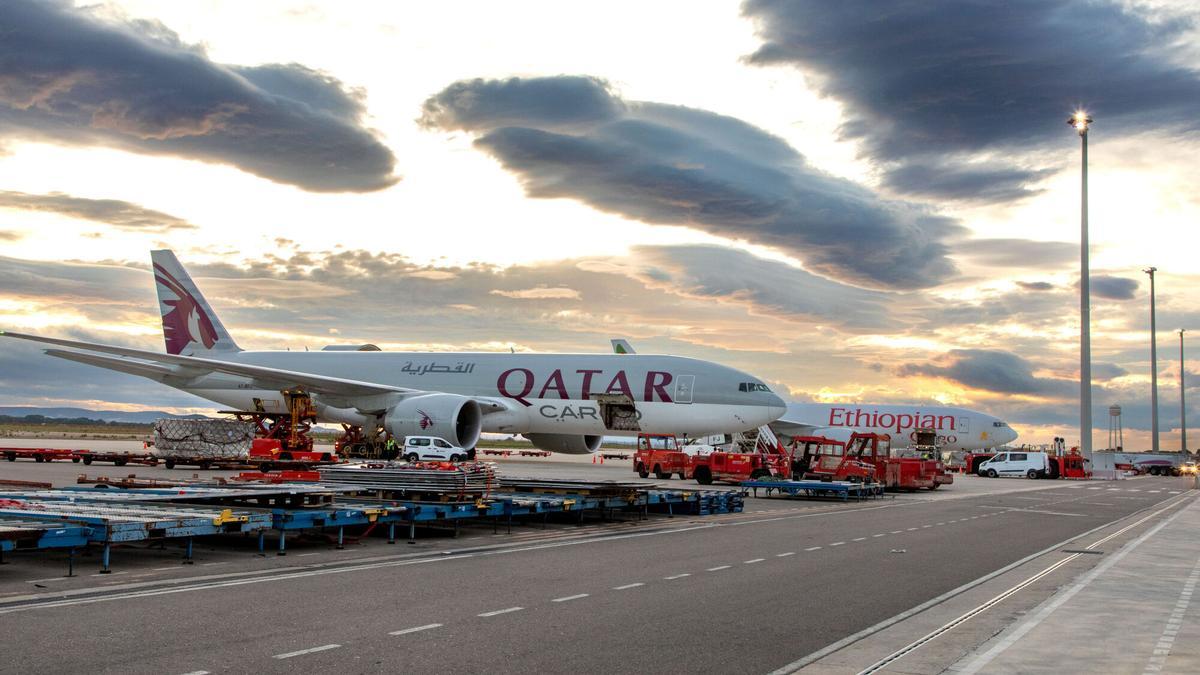 Un avión de Qatar Airways realizando la operación de carga en el aeropuerto de Zaragoza. / Juan Carlos Sanz