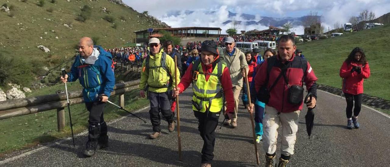 Montañeros celebrando el Día Nacional del Senderismo con una ruta por el entorno de los Lagos.