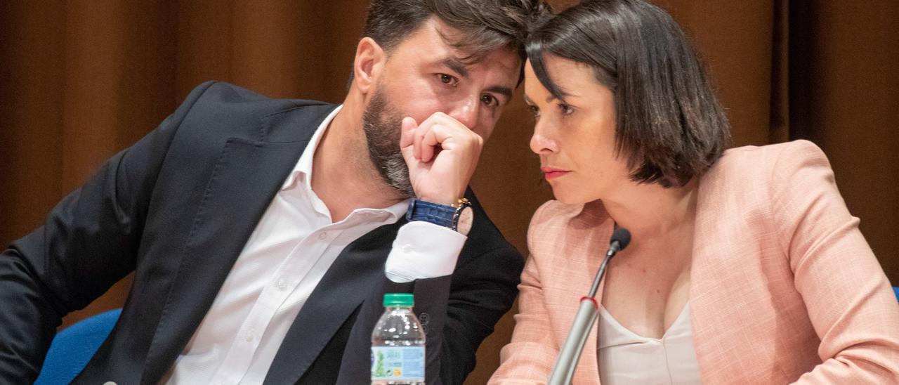 José Aix y Carolina Gracia, en el primer pleno ya como vicealcalde y alcaldesa de Orihuela