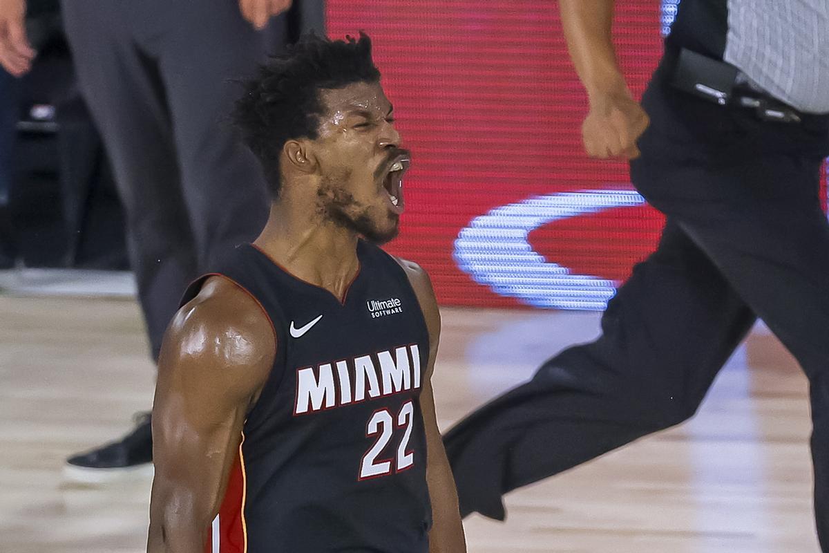 Jimmy Butler celebra un triunfo en 'play-offs' con los Miami Heat.