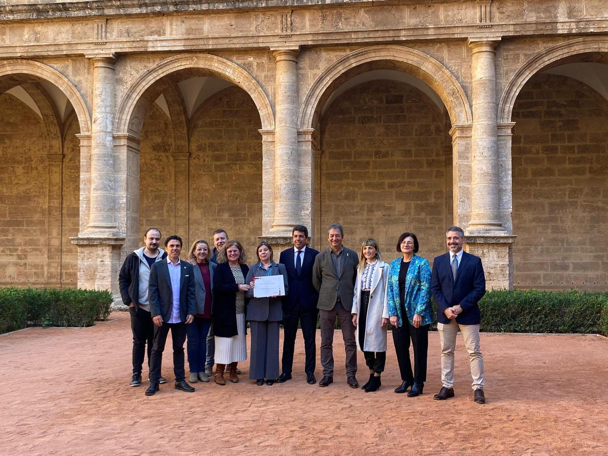 Equipo de la biblioteca de Llíria con las autoridades