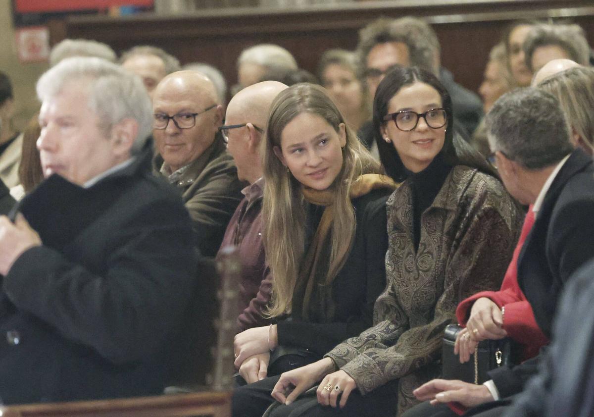 Doña Sofía y las infantas Elena y Cristina, acompañadas de Victoria Federica e Irene Urdangarin, en el Concierto de Semana Santa que se celebra en la Catedral de Mallorca