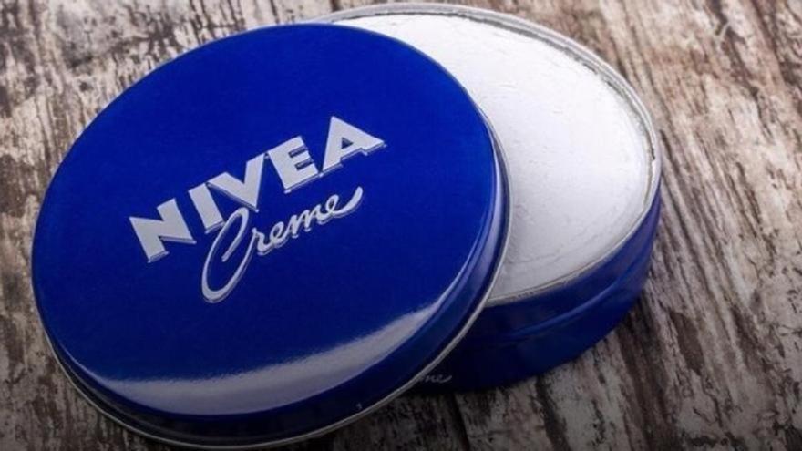 Una cucharada de Nivea y limón: el truco que ya pone en marcha media España