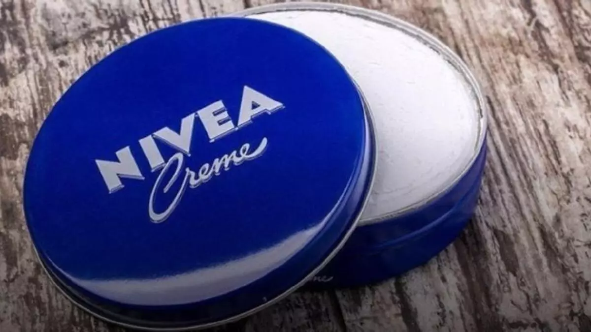 Una cucharada de Nivea y limón: el truco que ya pone en marcha media España