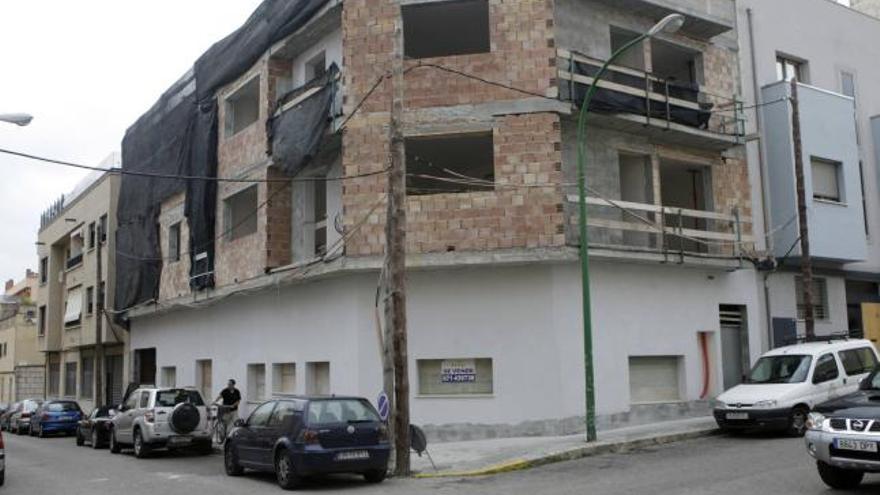 Imagen de la finca en construcción desde cuyo primer piso se precipitó el trabajador.