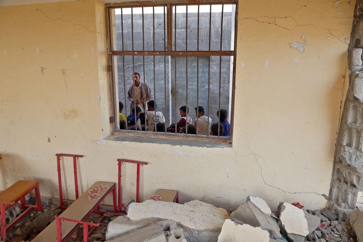 Cientos de niños de la provincia de Hodeida, en Yemen, han retomado el curso escolar en su país haciendo clases al aire libre, al encontrarse las escuelas prácticamente destruidas por la guerra.
