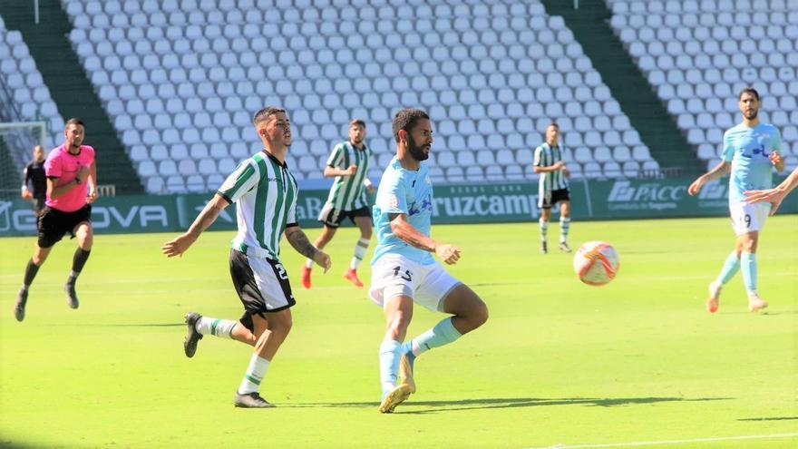 Lance del derbi entre el Córdoba B y el Ciudad de Lucena en El Arcángel.