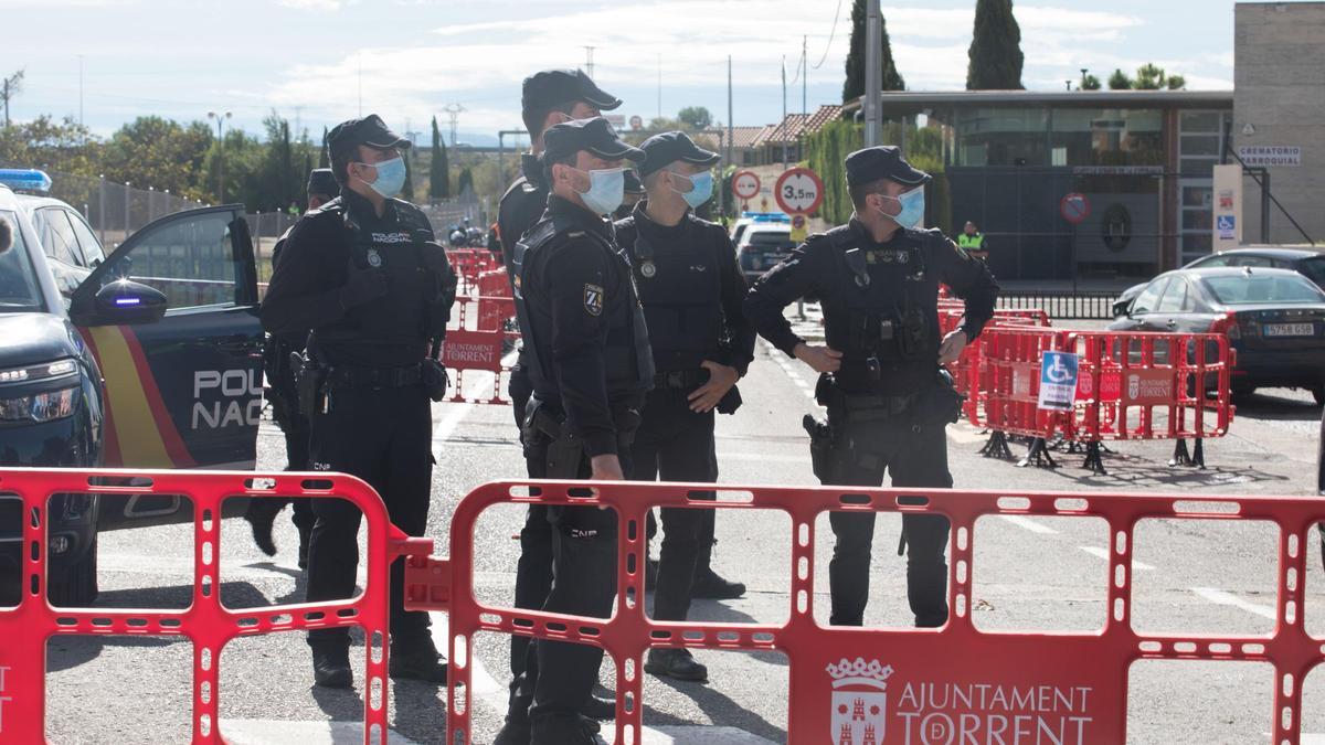 Agentes de la policía en el cementerio de Torrent el día en el que se produjo el tiroteo.