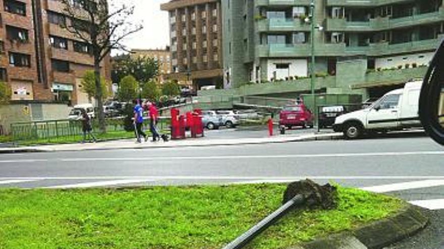 Una señal de dirección prohibida que resultó dañada, tirada en el suelo, ayer por la mañana, en uno de los cruces de Montecerrao.