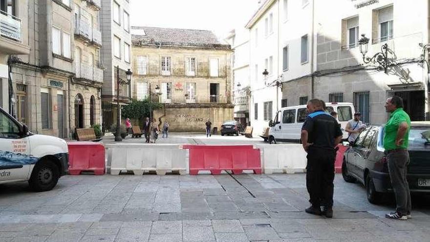 O Carballiño limita con vallas el tiempo de estacionamiento