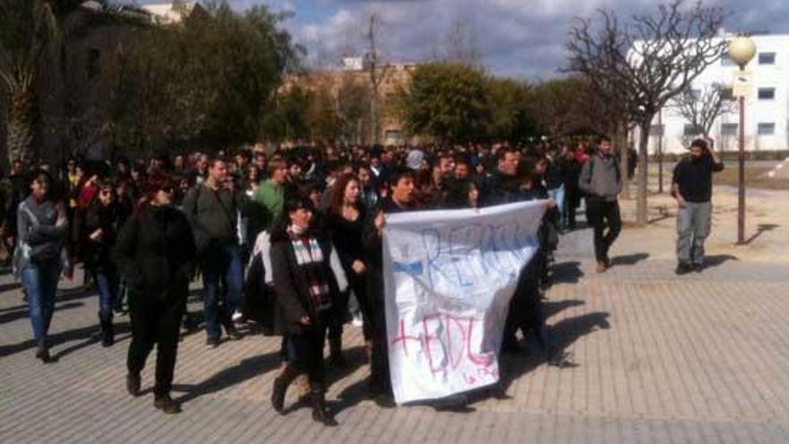 Medio millar de estudiantes corta la avenida de la Universidad