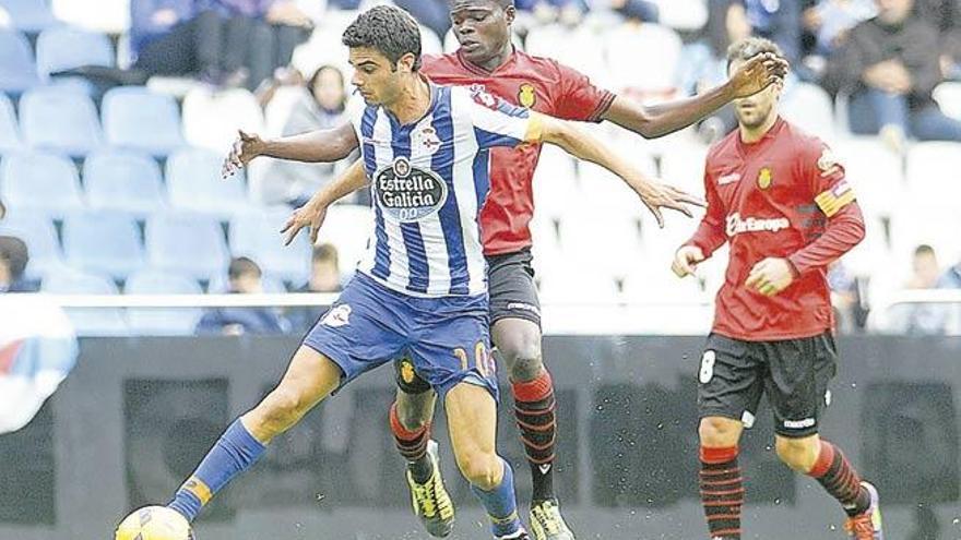 Juan Domínguez conduce el balón en el partido de la primera vuelta. / carlos pardellas