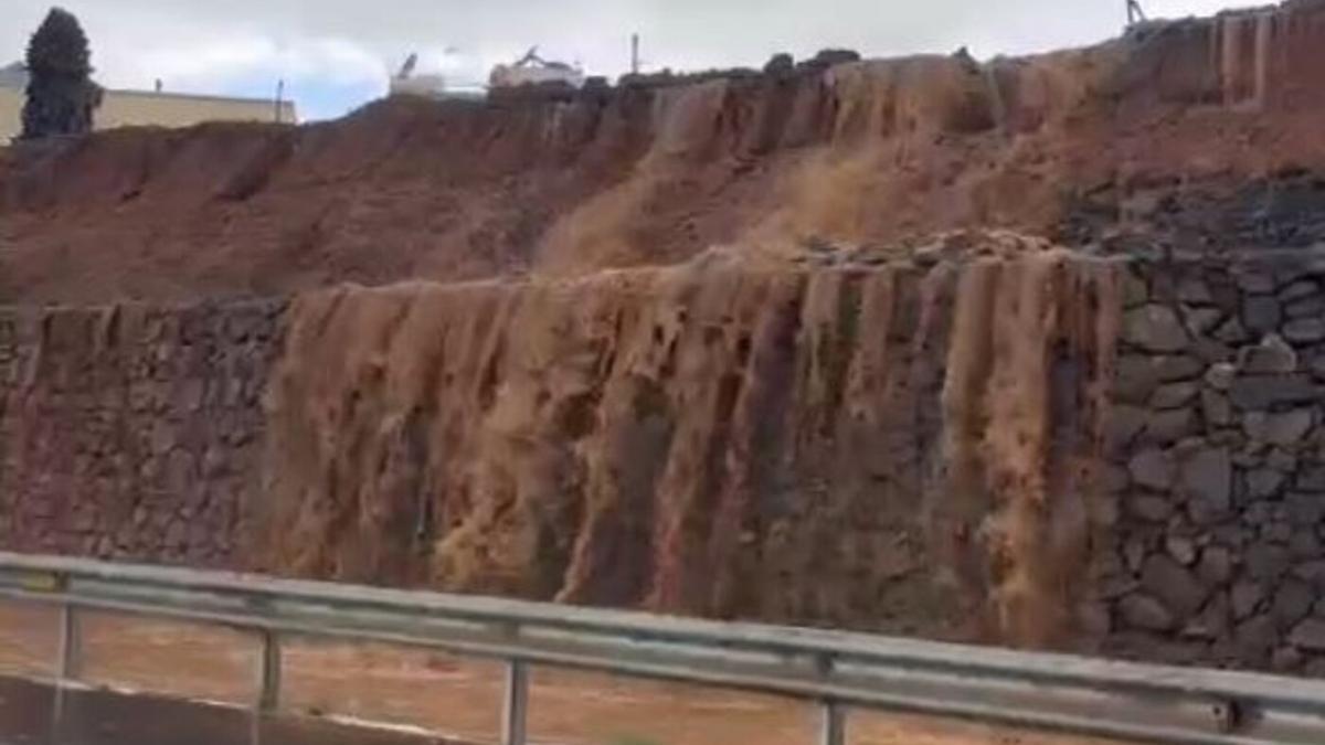 La lluvia desborda la Circunvalación de Arrecife.