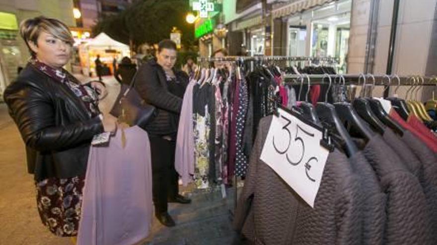 Los comercios sacaron ayer sus productos a la calle en una jornada lúdica.