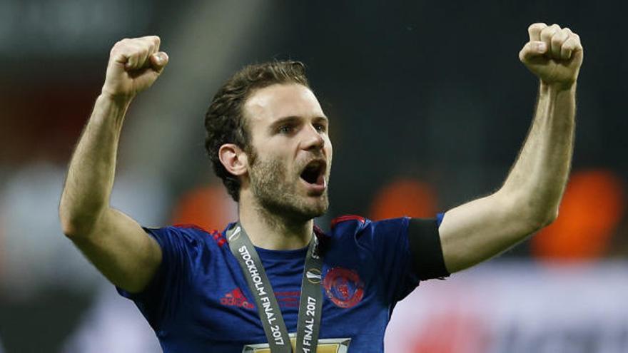 Mata celebrando un título.