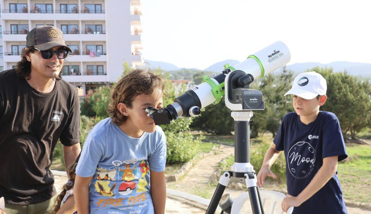 El taller de astronomía preparó a los niños para ver el eclipse del 12 de agosto. |  | AYTO. SANT ANTONI