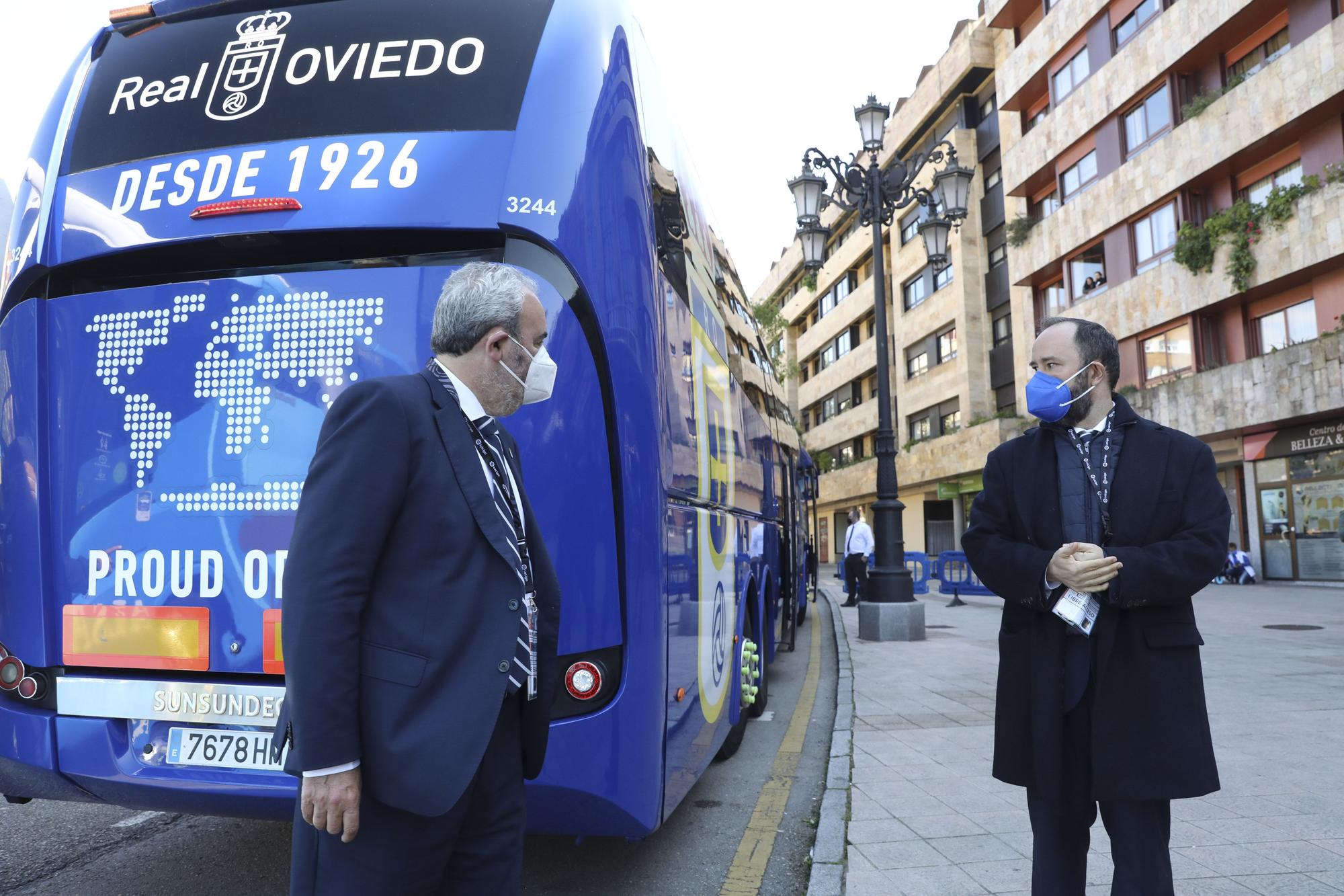 Así fue la salida de los jugadores del Real Oviedo hacia Gijón