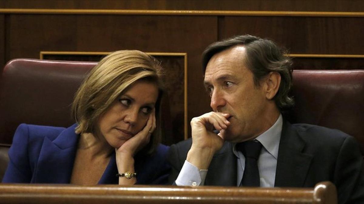 La secretaria general del PP, Dolores de Cospedal, junto al portavoz en el Congreso, Rafael Hernando, en la constitución de Cortes.