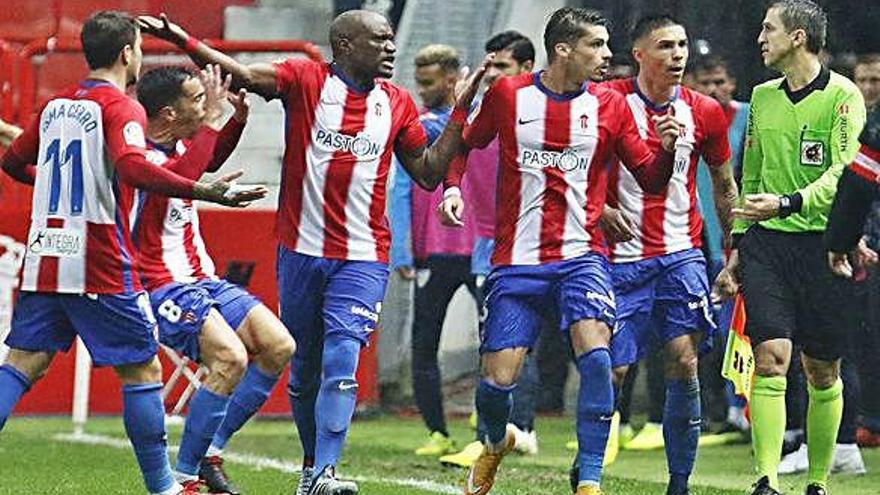 Los jugadores del Sporting le protestan al colegiado una jugada polémica del duelo ante el Málaga de la primera vuelta.