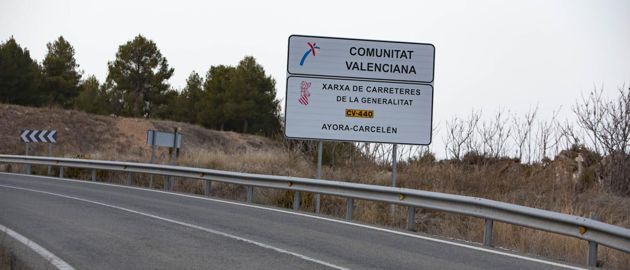 La Carretera CV-440 entre Ayora y la Sierra de Carcelén, cerca de donde se ubicará la planta solar El Águila