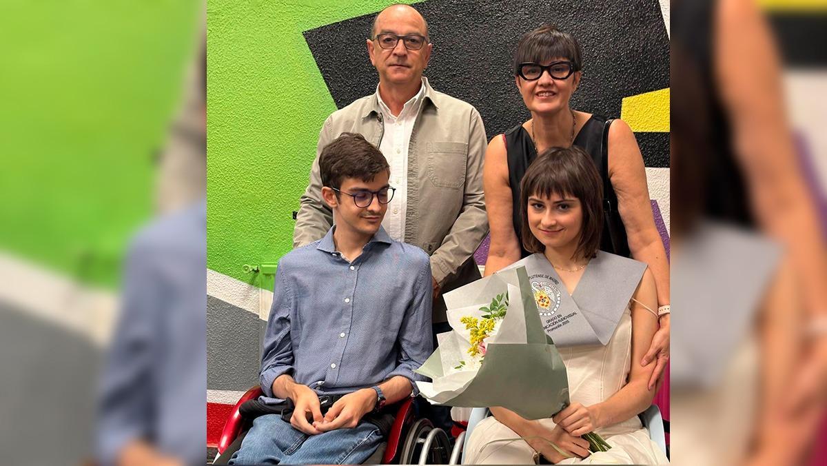 Ángel, Pilar y sus hijos, Álvaro y Marta, los dos con ataxia de Friedreich