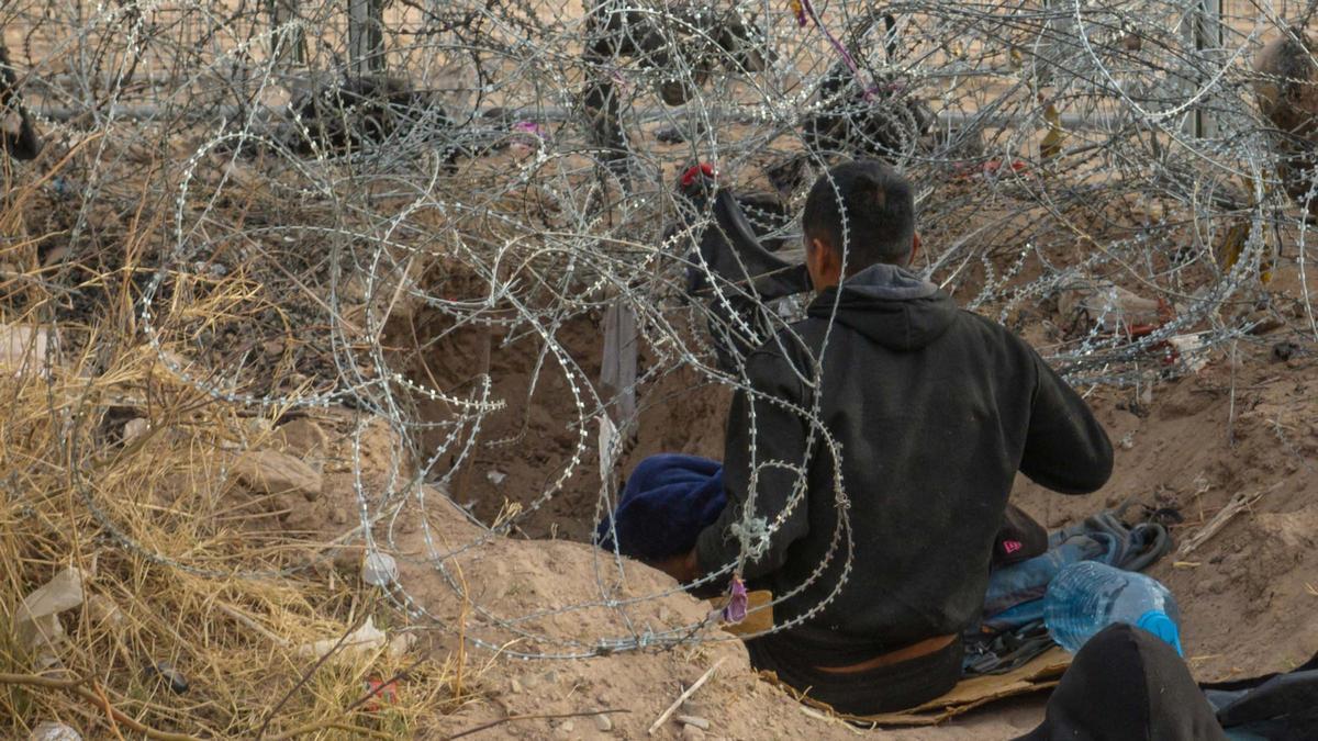 Migrantes acampan a lo largo de la orilla del río Grande mientras esperan entregarse a las autoridades de inmigración en El Paso, Texas, EE.UU