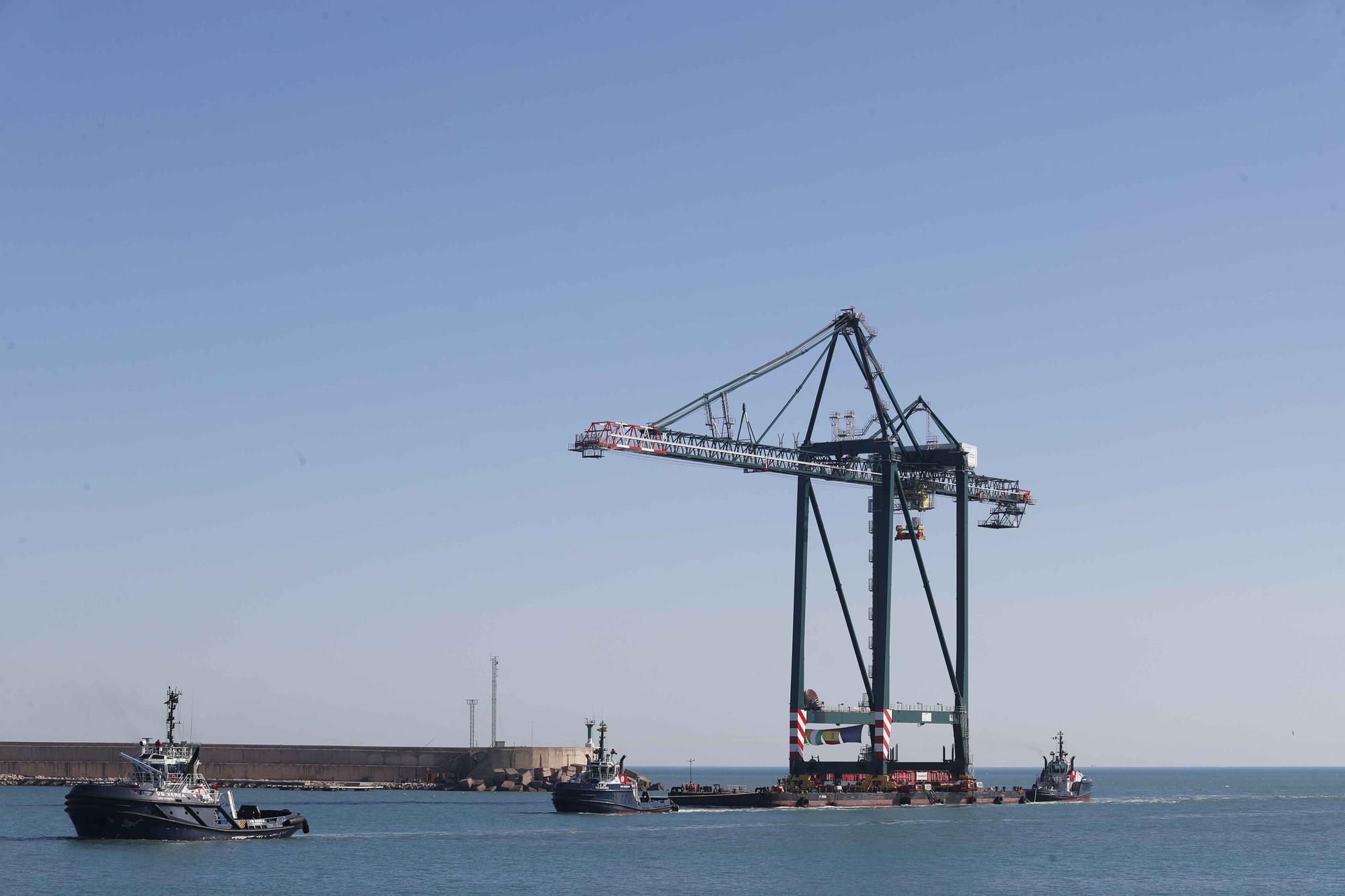 Espectacular traslado por mar de una nueva grúa en el Puerto de València