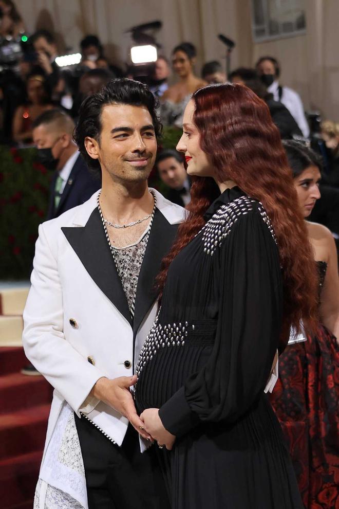 El peinado de Sophie Turner, que posa embarazada y con Joe Jonas en la Gala Met 2022