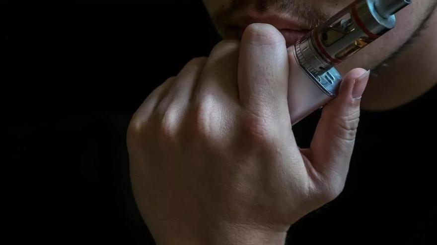 València declara la guerra a los 'vapers', el cigarrillo electrónico que ha generado su propia enfermedad