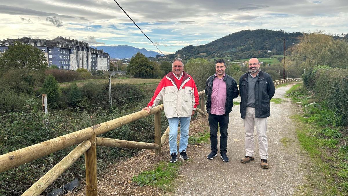 Por la izquierda, los concejales Alejandro Villa y Javier Rodríguez, con el técnico municipal José Antonio Martínez, en uno de los tramos de la senda.
